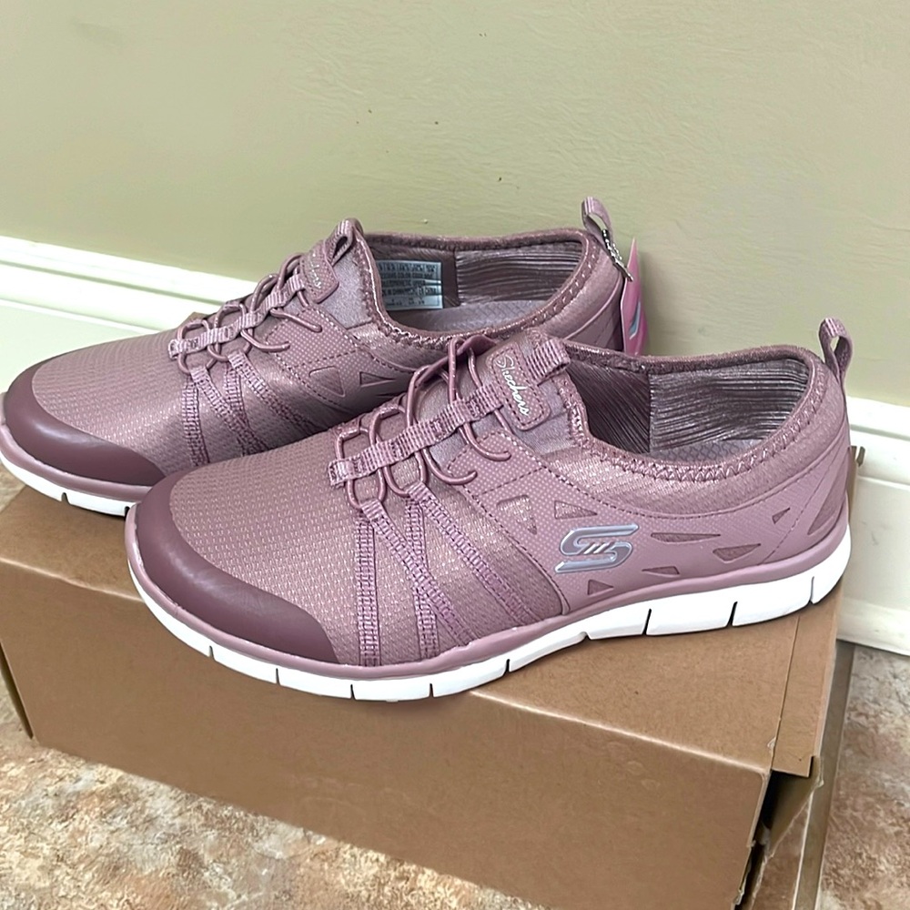 NWT sketchers air cooled memory foam shoes size 8.5